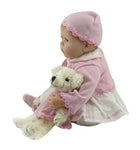 Bébé Reborn fille assise avec bonnet rose | Bébé Reborn Plus